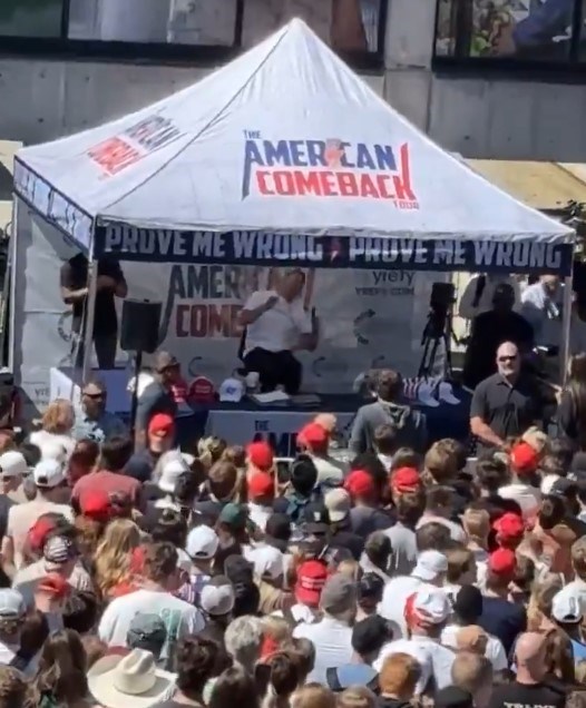 Charlie Kirk, konuşması sırasında vuruldu.