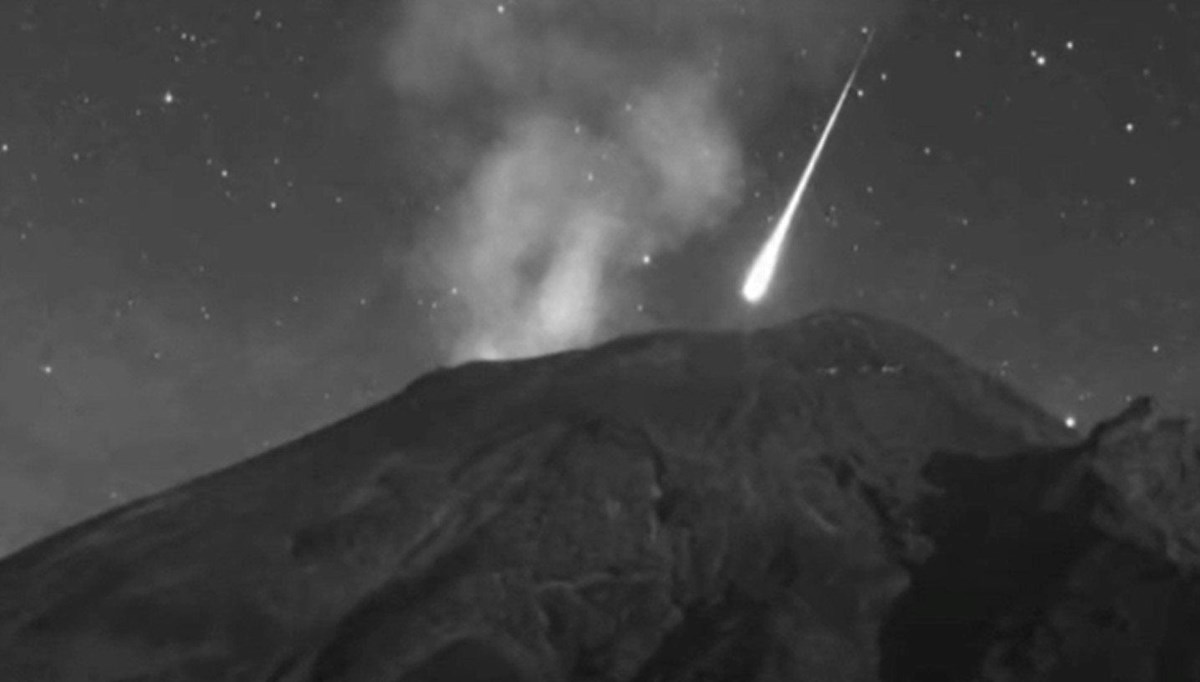 Meksika’daki Popocatepetl Yanardağı’nın yakınında göktaşı görüldü Meksika’daki Popocatepetl Yanardağı’nın yakınında göktaşı görüldü