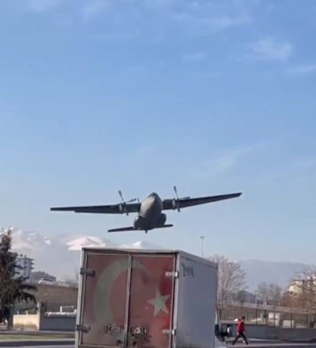 Askeri uçağın acil iniş yaptığı anlar vatandaşlar tarafından kaydedildi Askeri uçağın acil iniş yaptığı anlar vatandaşlar tarafından kaydedildi