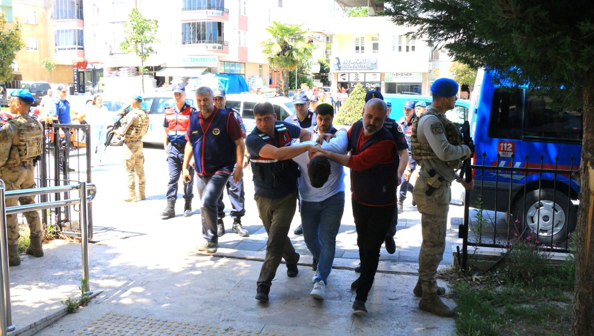 Tokat’taki patlamayla ilgili 2 şüpheli adliyeye sevk edildi: Patlayıcıyı inşaat demiri ve çivilerle güçlendirmişler Tokat’taki patlamayla ilgili 2 şüpheli adliyeye sevk edildi: Patlayıcıyı inşaat demiri ve çivilerle güçlendirmişler