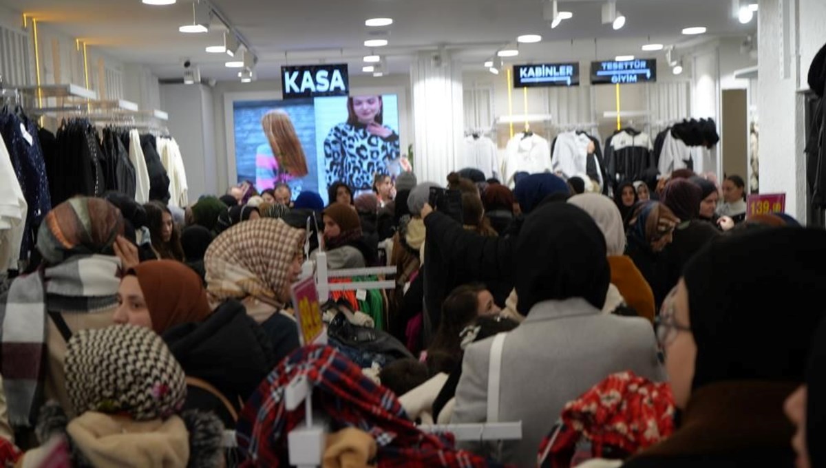 Mağazada indirim izdihamı: Fiyatı duyan mağazaya koştu, denemeden aldılar! Mağazada indirim izdihamı: Fiyatı duyan mağazaya koştu, denemeden aldılar!