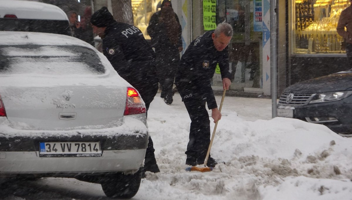 Van’da yollar buz pistine döndü: Sürücüler zor anlar yaşadı