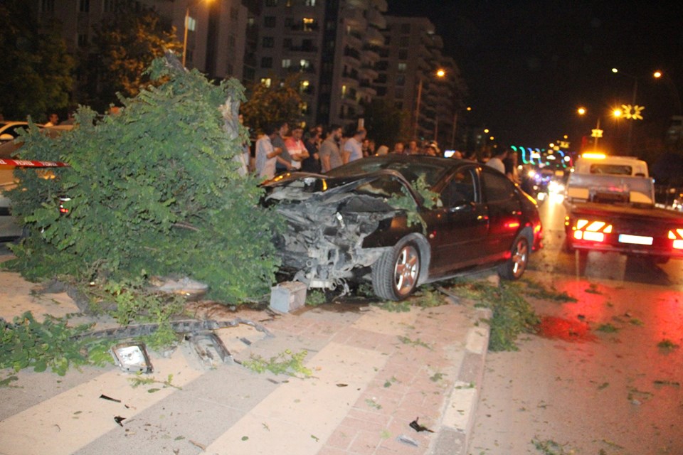 Manisa'da trafik kazası: 5 ağacı devirerek durabildi - 2