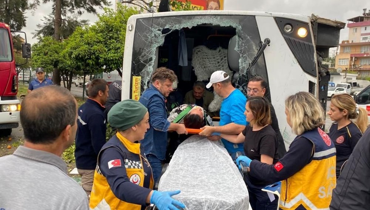 Antalya’da otel çalışanlarını taşıyan servis devrildi: 19 yaralı Antalya’da otel çalışanlarını taşıyan servis devrildi: 19 yaralı