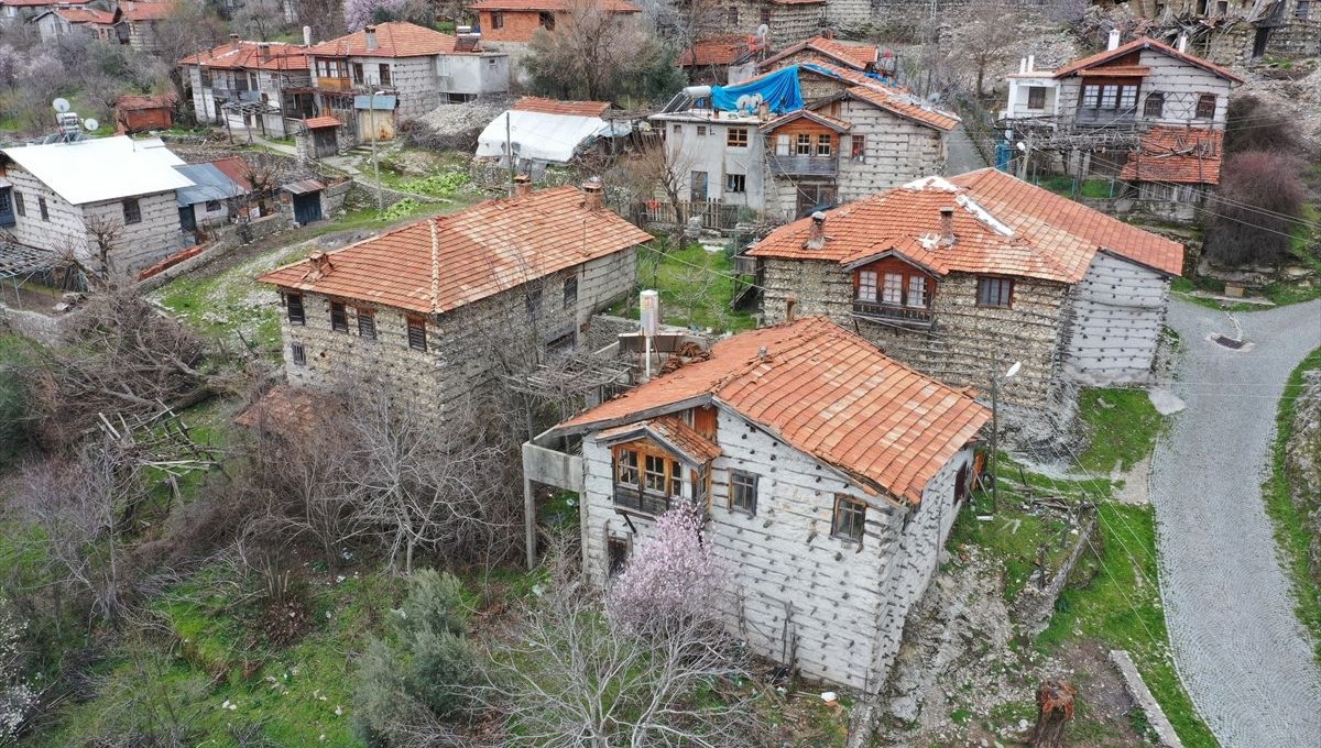 Antalya'nın tarihi 'düğmeli evleri' ziyaretçilerini geçmişe götürüyor