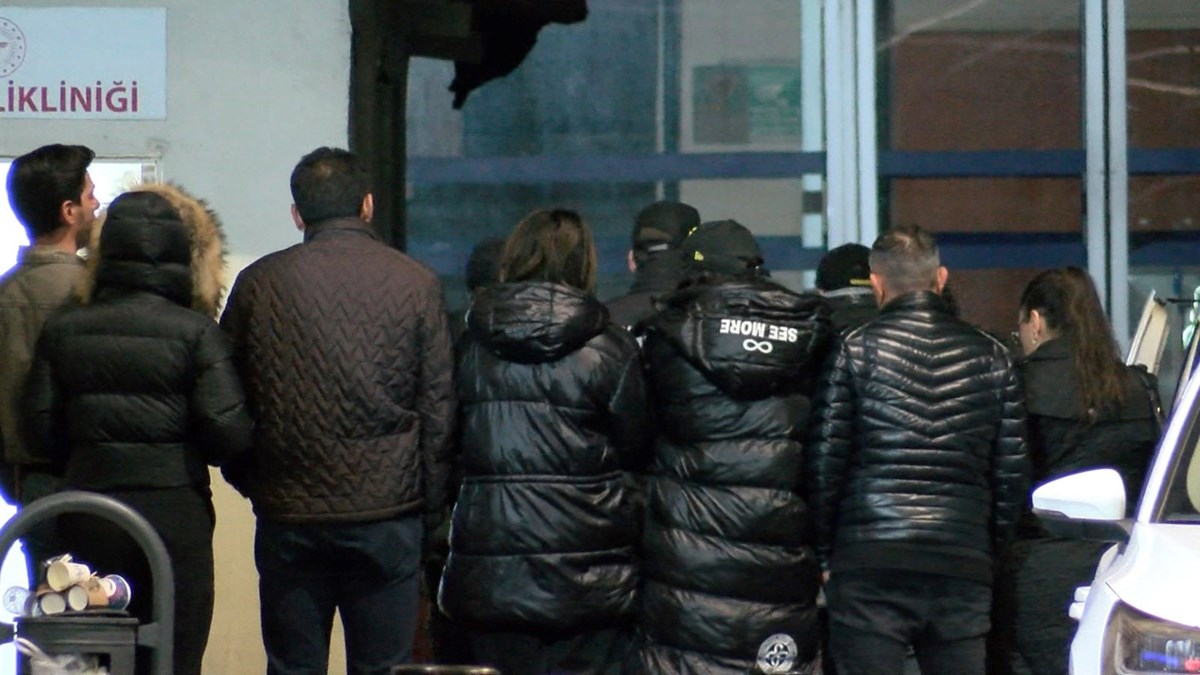 Gözaltına alınan Dilan ve Engin Polat ile beraberindeki şüpheliler sağlık kontrolünden geçirildi. Gözaltına alınan Dilan ve Engin Polat ile beraberindeki şüpheliler sağlık kontrolünden geçirildi.
