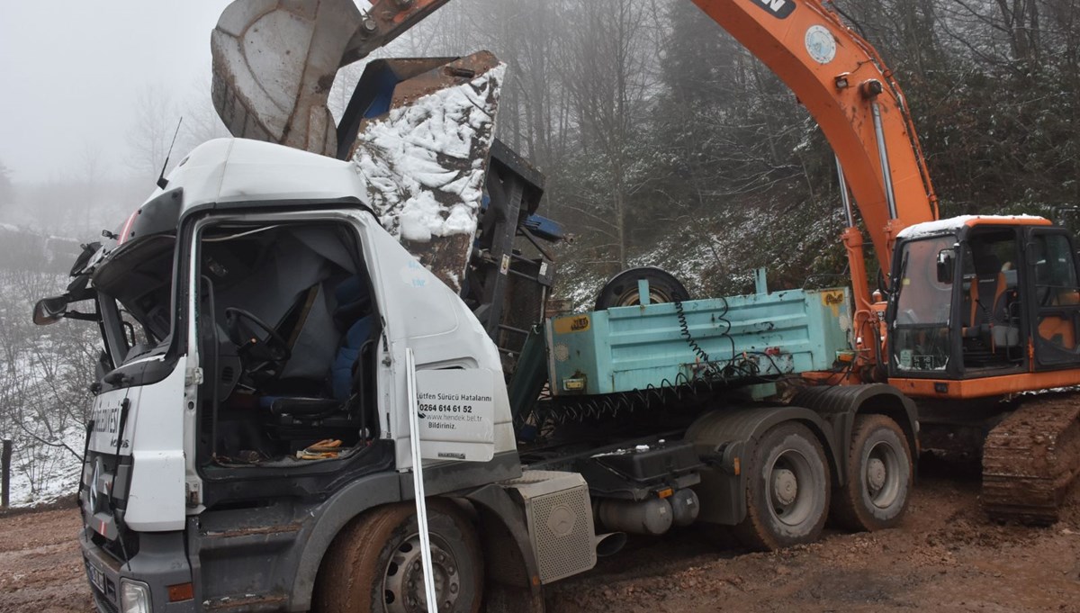 Sakarya'da feci kaza: Taş kırma makinesi, TIR'ın kupasına devrildi