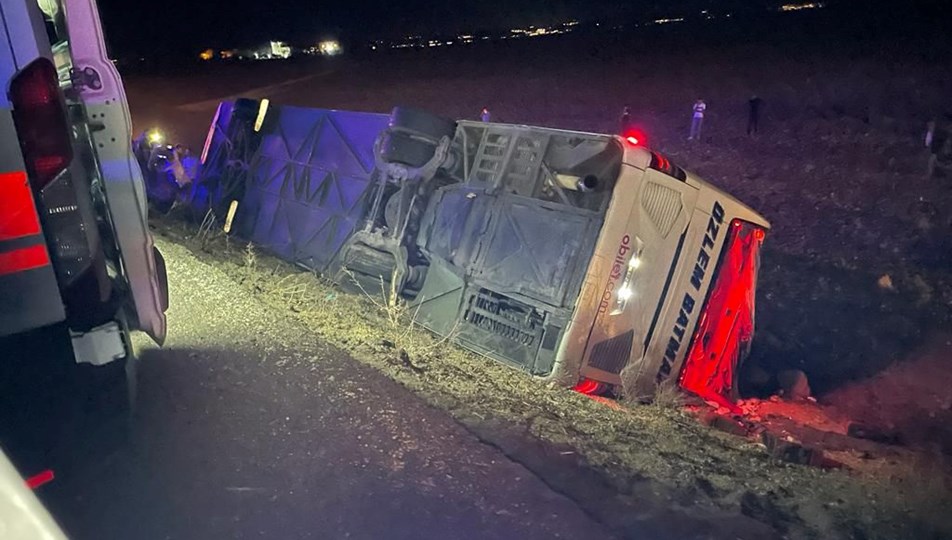Şanlıurfa'da yolcu otobüsüyle kamyonet şarampole devrildi: 25 yaralı