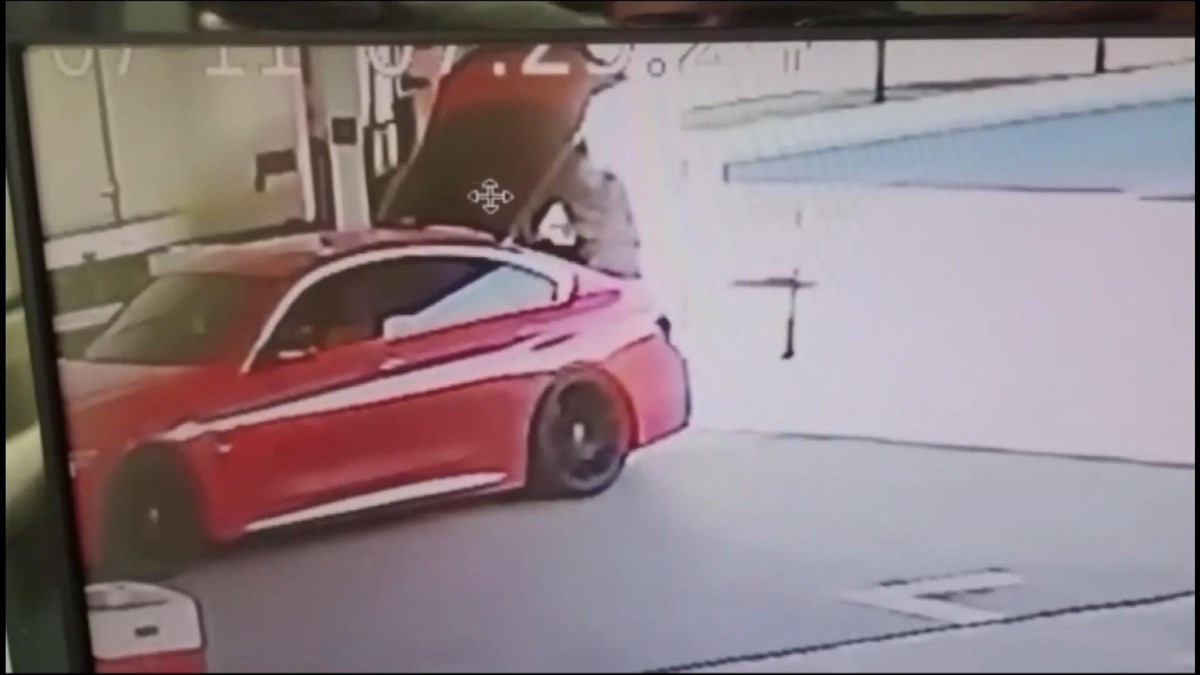 Kadının cesedinin araca yüklendiği anlar güvenlik kamerası tarafından görüntülenmişti