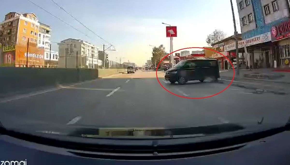 El freni çekilmeyen minibüs yola indi