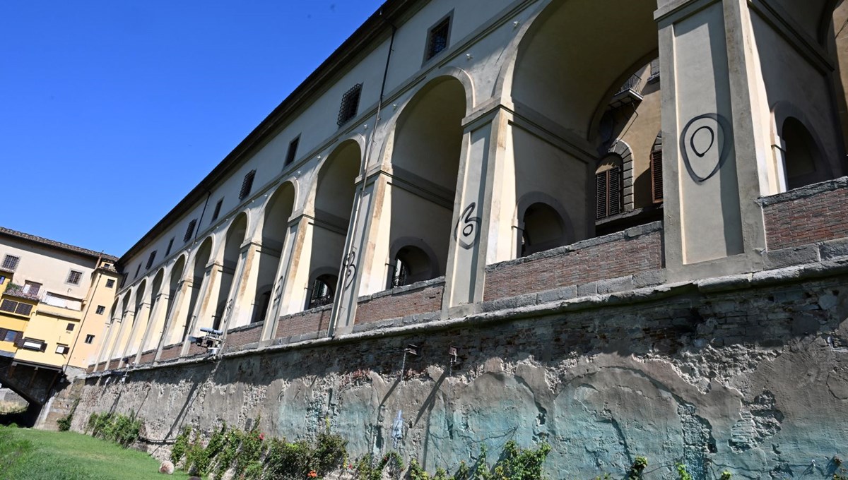 Floransa'da tarihi Vasari Koridoru'nun dış cephesine zarar verildi: Eylemin sorumluları sıfır toleransla cezalandırılacak