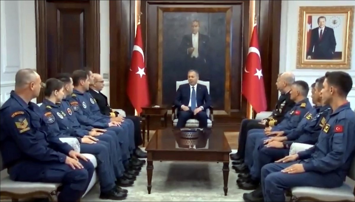 İçişleri Bakanı Yerlikaya, teleferik kazasında görevli kurtarma ekibi ile bir araya geldi İçişleri Bakanı Yerlikaya, teleferik kazasında görevli kurtarma ekibi ile bir araya geldi