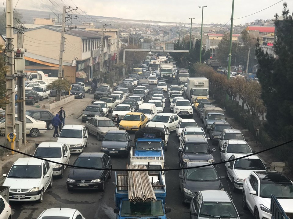 İran'da benzin zammı protestoları sürüyor: 1 kişi öldü - 4