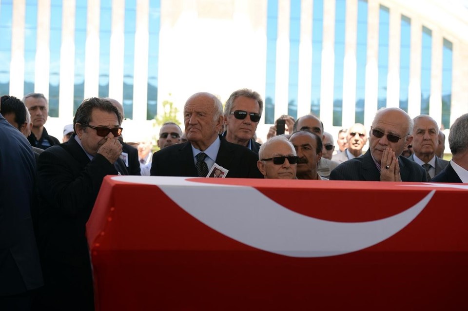 Kenan Evren için karargahta tören, camide protesto, sokakta davul-zurna - 11