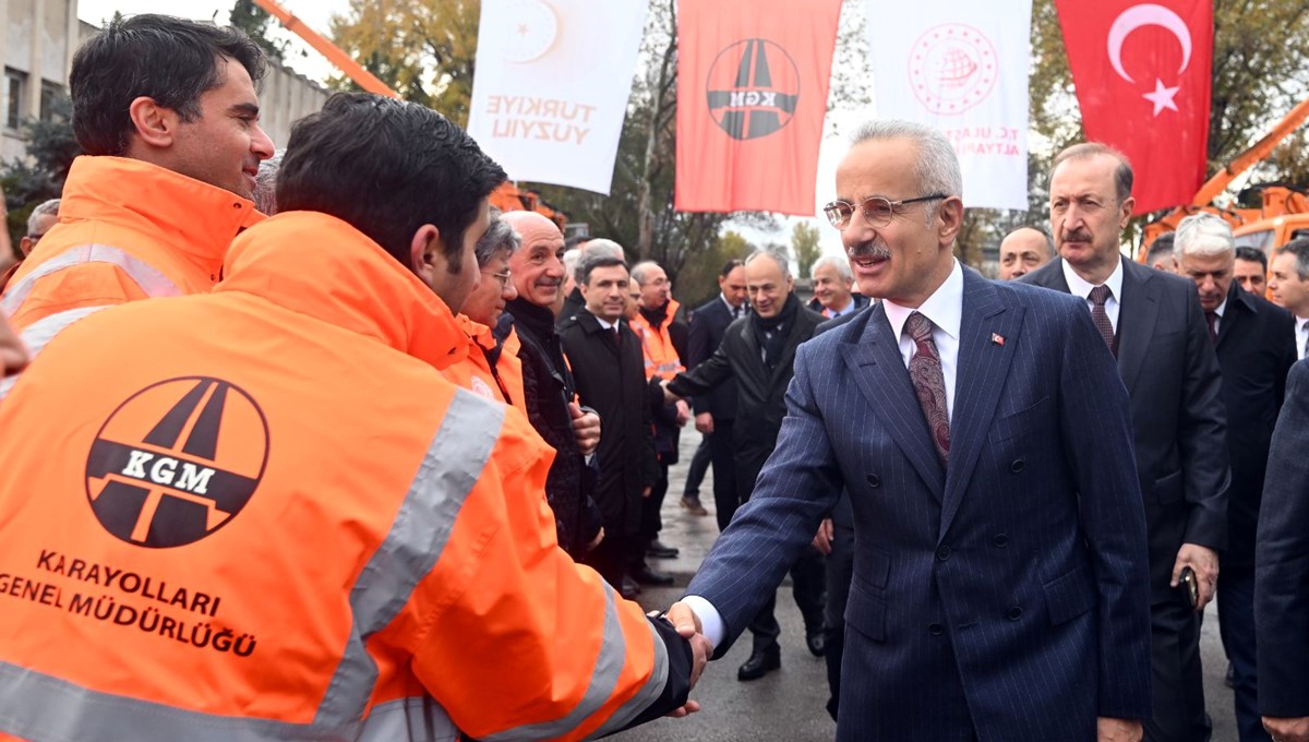 Ulaştırma ve Altyapı Bakanlığı kara yollarında kar ve buzla mücadele için hazır