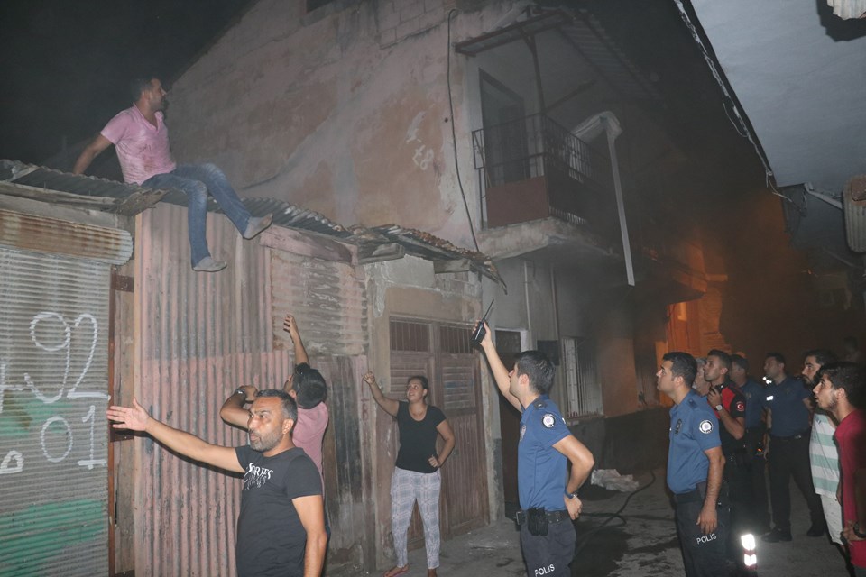 İçinde eski eşi ve çocuğu bulunan evi ateşe verdi - 1