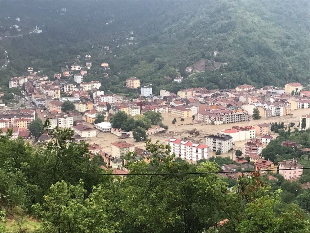 Bat� Karadeniz'i sel vurdu: 13 ya��ndaki k�z �ocu�u selde kayboldu