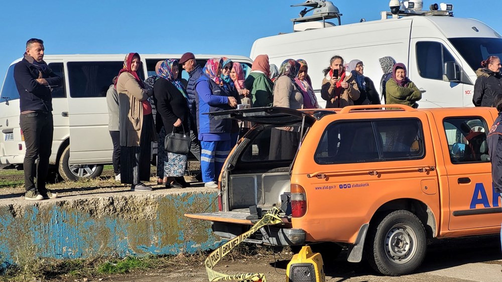 Dalgalara kapılan iki genç için denize atladı - 6