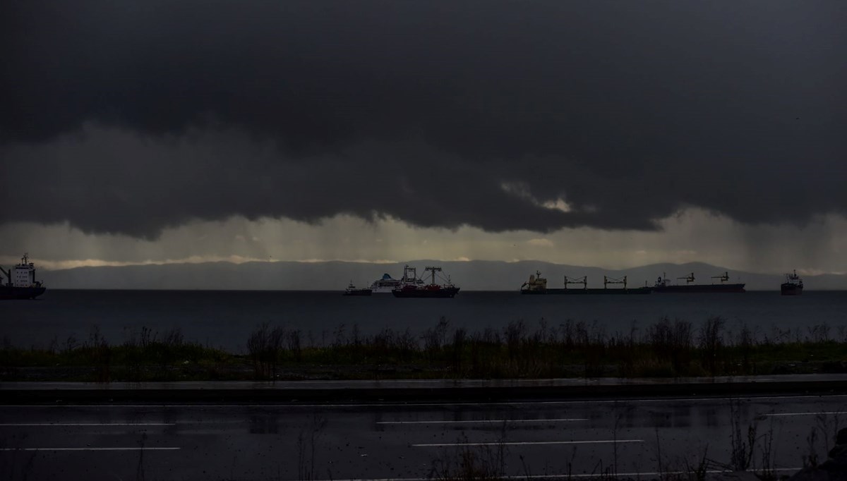 İstanbul'da gündüz geceye döndü