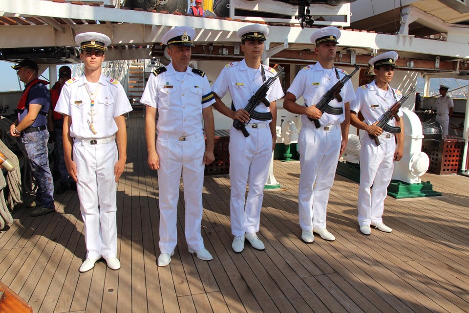 "Yüzen tarih" Nava Scoala Mircea İzmir Alsancak Limanı’na demirledi - 2