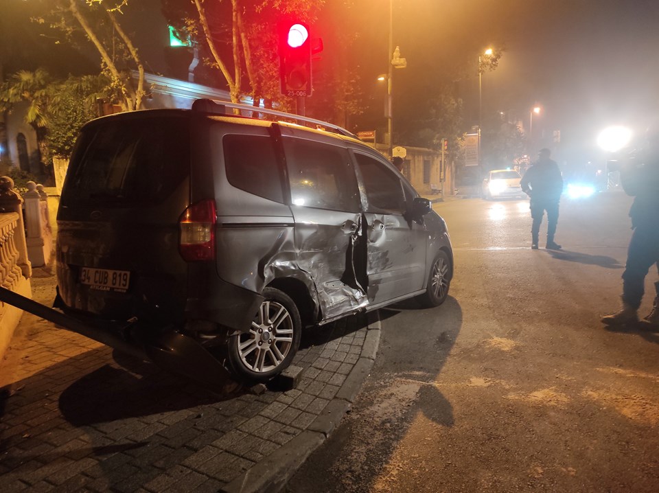 Üsküdar'da ters yöne giren otomobil 6 araca çarparak durabildi - 2