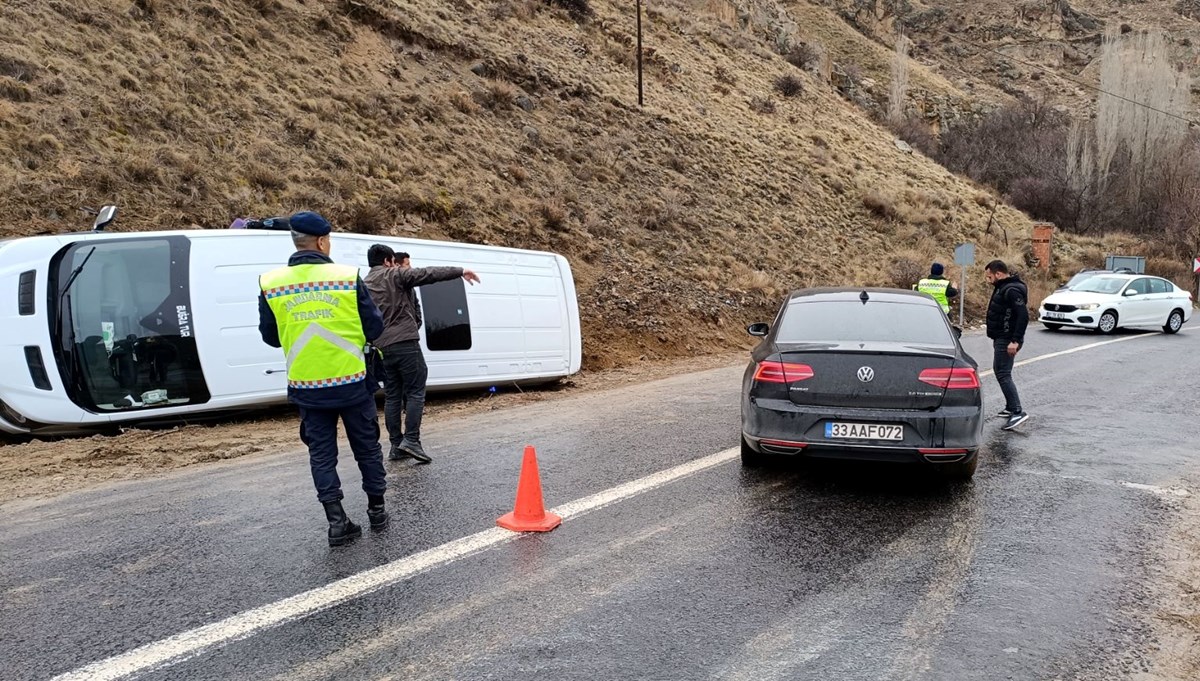 Kayseri'de öğrenci servisi devrildi: 10 yaralı