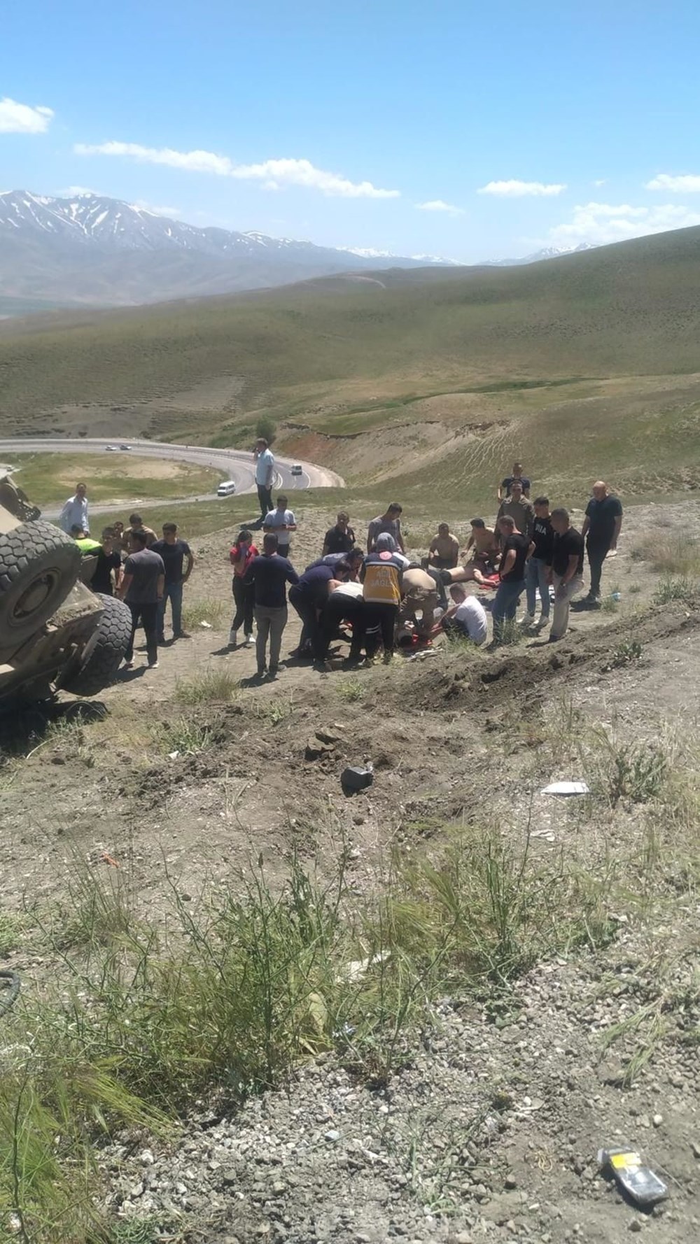 Van'da askeri araç devrildi: 4 yaralı - 6