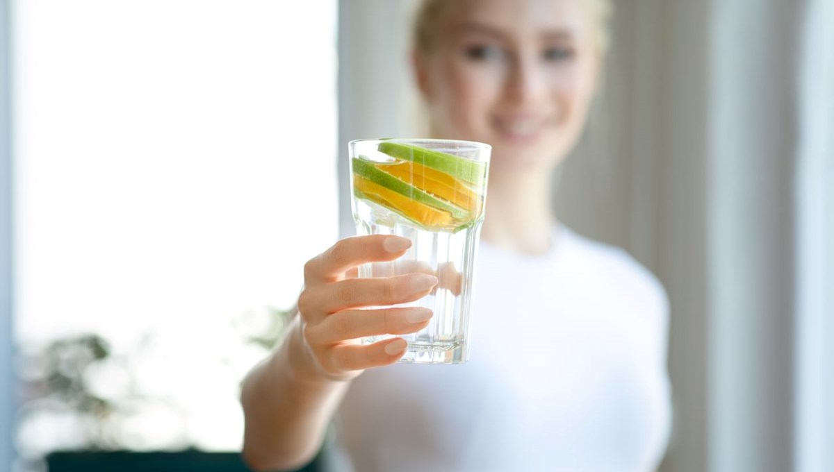 Sabahları limonlu su içince ne olur? Vücuda verdiği bu zararı bilen yok Sabahları limonlu su içince ne olur? Vücuda verdiği bu zararı bilen yok