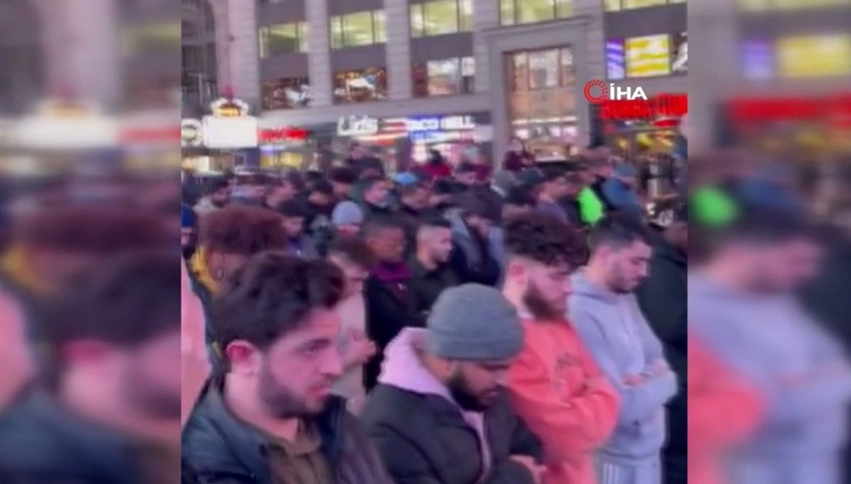 Times Meydanı'nda teravih namazı