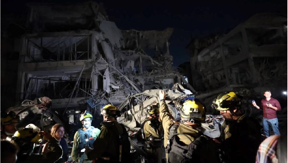 İsrail'de 9 bina tamamen yıkıldı, 3 kişi öldü