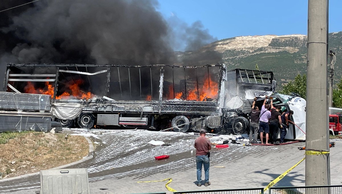 Sakarya'da feci kaza: 1 ölü, 2 yaralı Sakarya'da feci kaza: 1 ölü, 2 yaralı