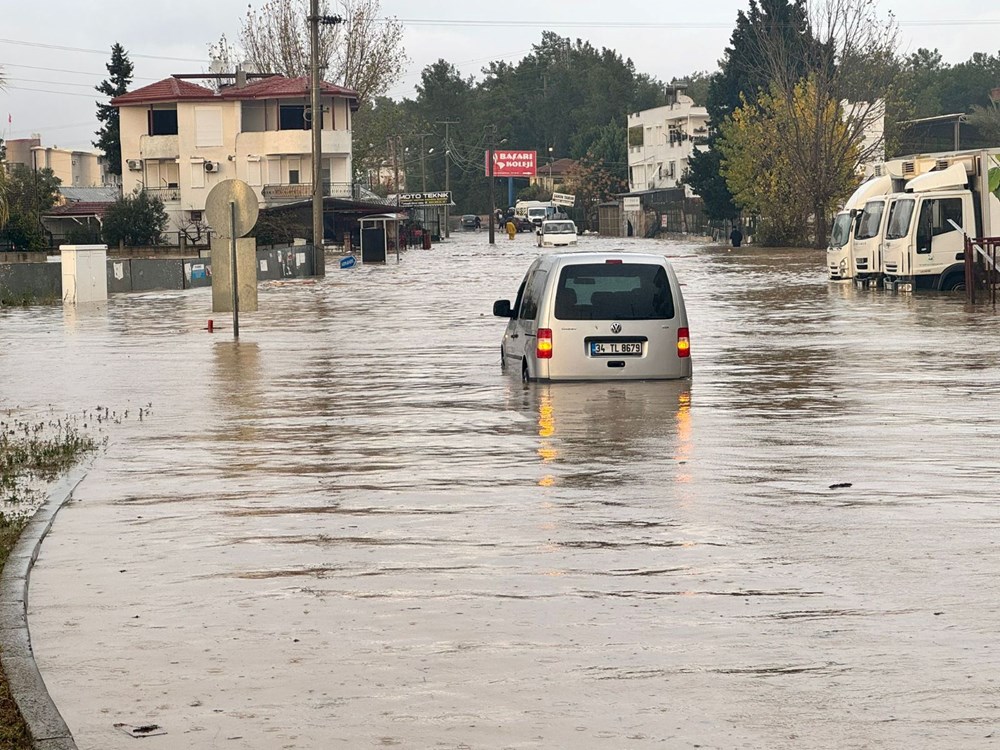 Metrekareye 106 kilo yağış düştü! Cadde ve yollar göle döndü - 7