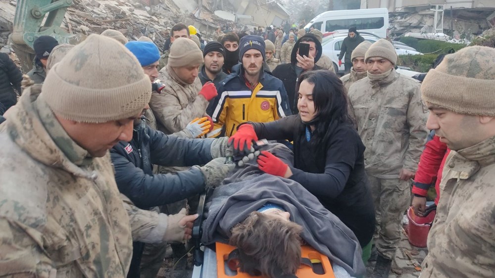 Enkaz altındakiler için zamana karşı yarış - 11