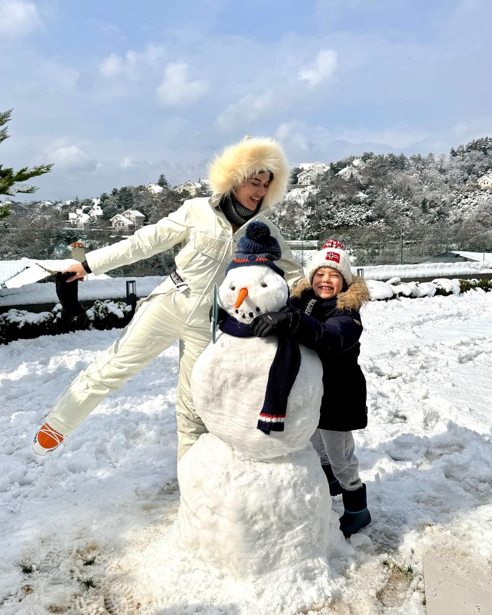 Fahriye Evcen ile Burak Özçivit karın keyfini çıkardı! Aile pozları gündem oldu - 6