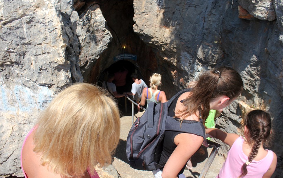 Antalya'daki 5 milyon yıllık Yalan Dünya Mağarası'na yoğun turist ilgisi - 1