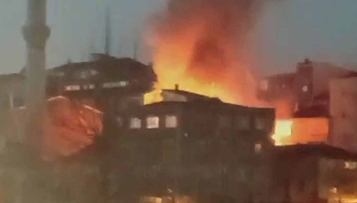 Şişli’de yangın paniği: Alevler çatıyı sardı Şişli’de yangın paniği: Alevler çatıyı sardı
