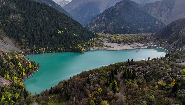 Kazakistan'daki Issık Gölü ziyaretçilerin dikkatini çekiyor