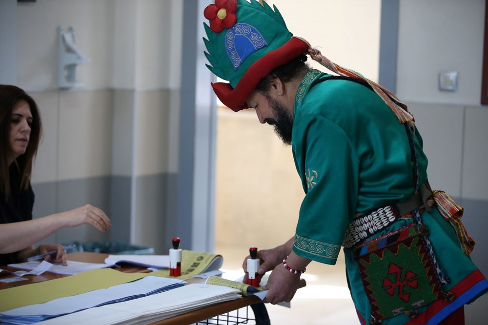 Sandık başından ilginç görüntüler: Kral da var astronot da - 8