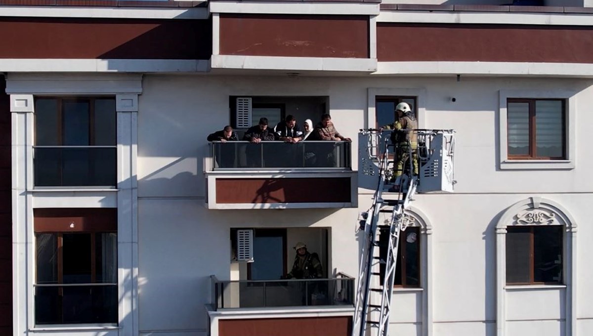 SON DAKİKA HABERİ: Sultangazi'de 15 katlı binanın 4. katında yangın SON DAKİKA HABERİ: Sultangazi'de 15 katlı binanın 4. katında yangın