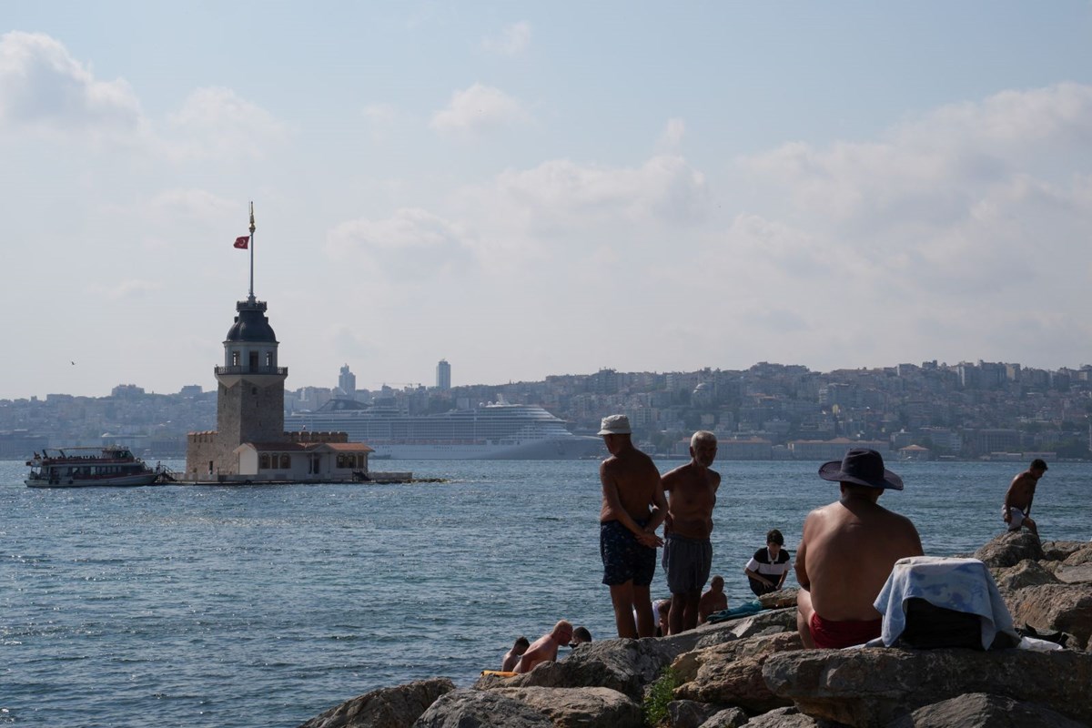 İstanbul’da bunaltan sıcaklara yağmur arası (Bugün hava nasıl olacak?)