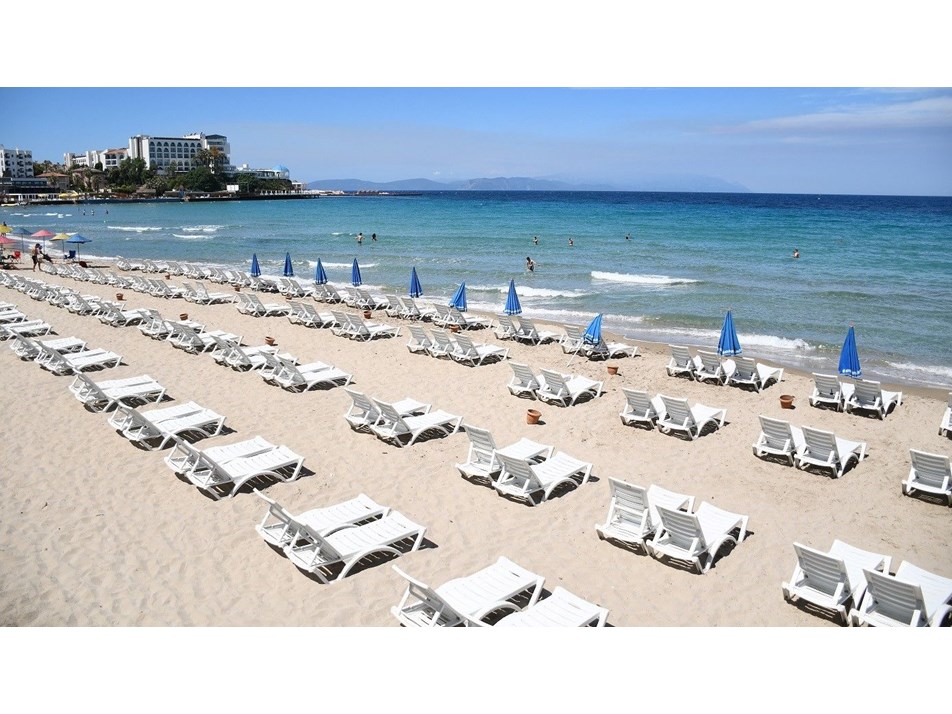 Kuşadası’nın halk plajlarında şemsiye ve şezlonglar artık ücretsiz