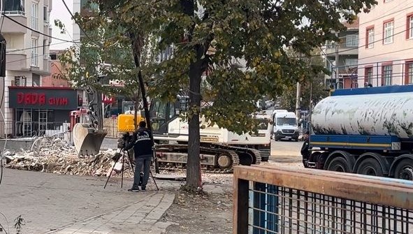 Gebze'de enkaz kaldırılıyor