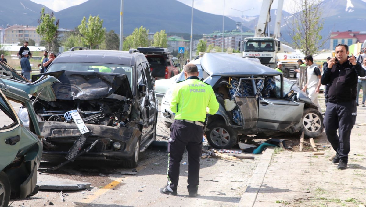 Beton mikseri dehşeti: Araçları önüne kattı, caddeyi savaş alanına çevirdi Beton mikseri dehşeti: Araçları önüne kattı, caddeyi savaş alanına çevirdi