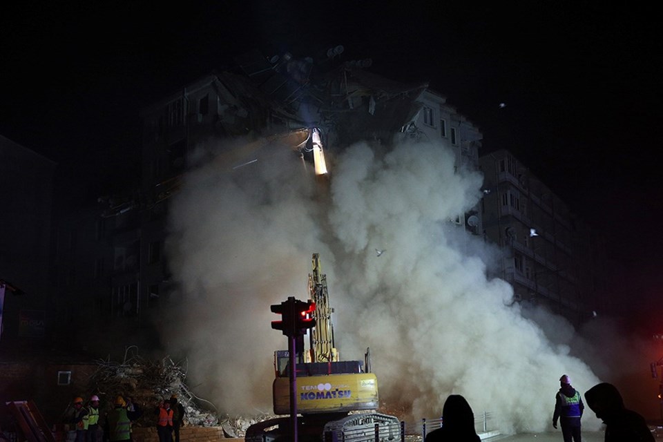 SON DAKİKA HABERİ: Elazığ Mustafa Paşa'da çökme riski olan bina yıkılıyor - 1