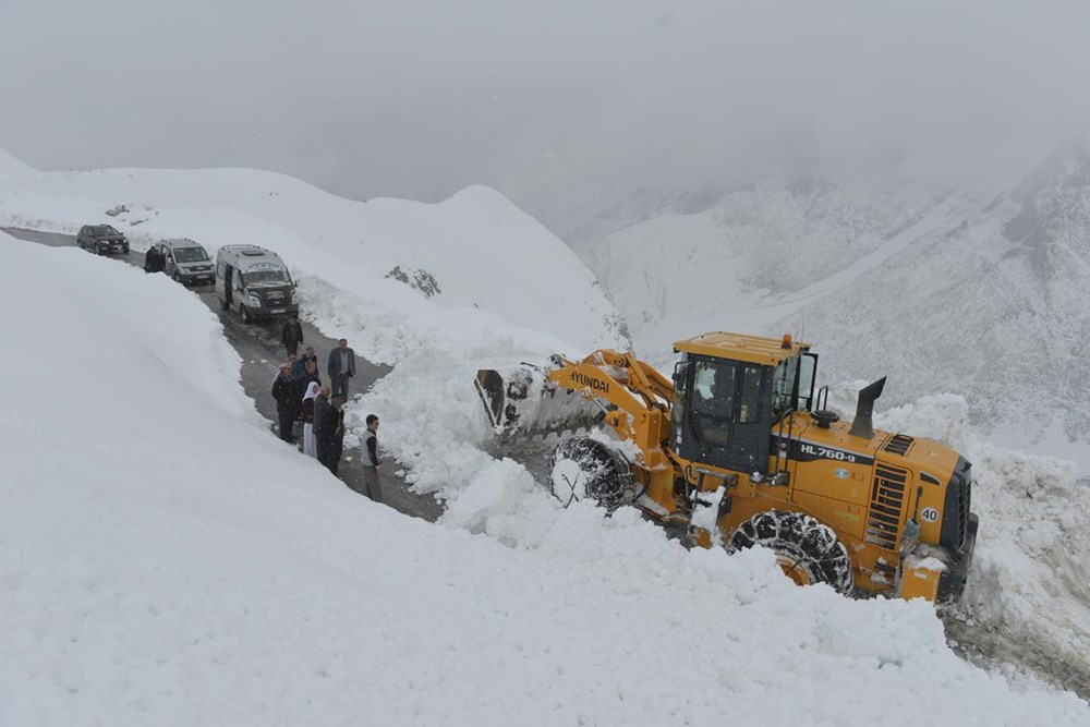 Van'da çığ düştü yol kapandı - 1