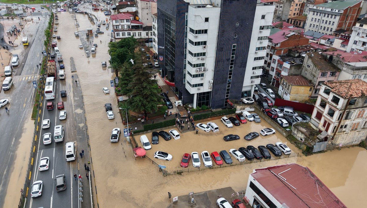 Trabzon'da sel gitti, çamur kaldı Trabzon'da sel gitti, çamur kaldı