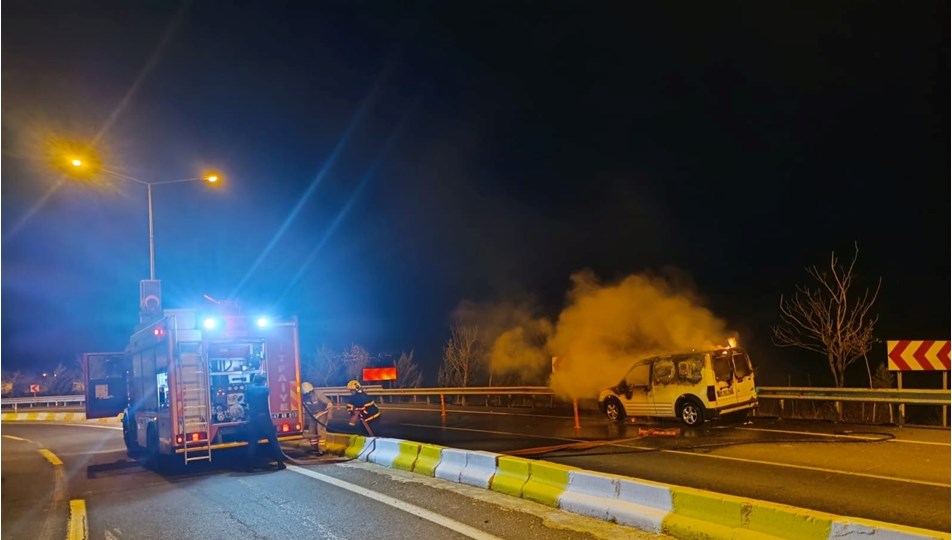 Mardin'de seyir halindeki ticari araç alev aldı