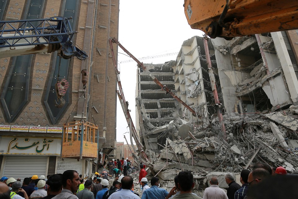 İran'daki binanın çökmesine ilişkin 10 kişi gözaltına alındı.