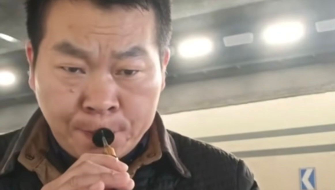 Sosyal medyada gündem olan Çinlinin yol kenarında zurna çalma nedeni ortaya çıktı