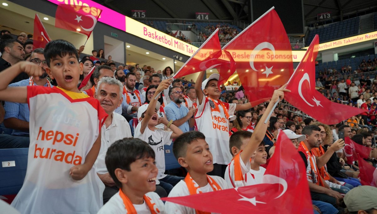 Kahramanmaraşlı çocuklar, Türkiye-Ukrayna Milli Basketbol maçında millileri desteklemek için İstanbul'daydı